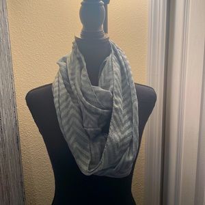 🚛 Grey and Blue Neck Scarf